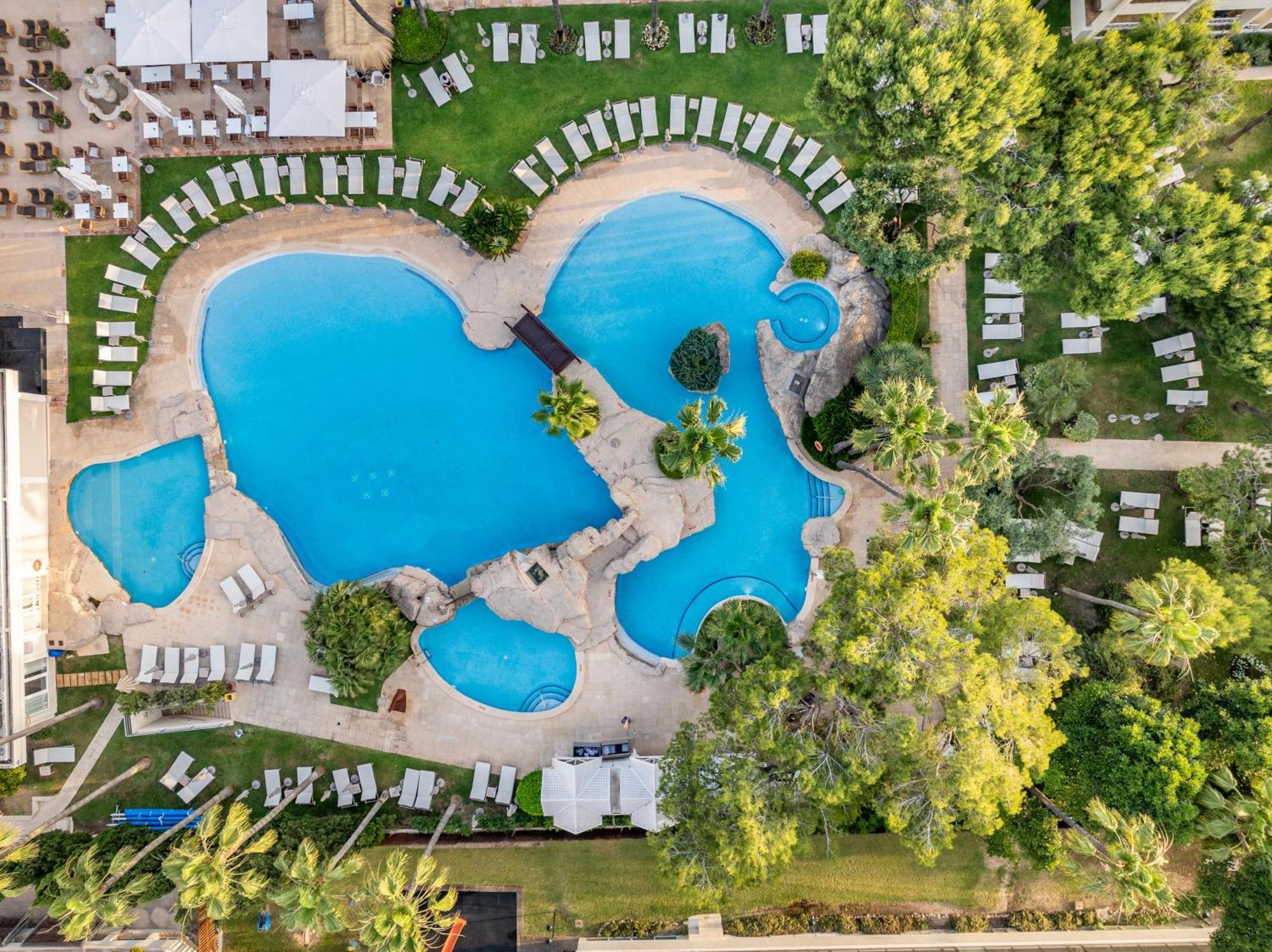Grupotel Parc Natural & Spa Плайя де Муро Экстерьер фото Aerial view of the pool