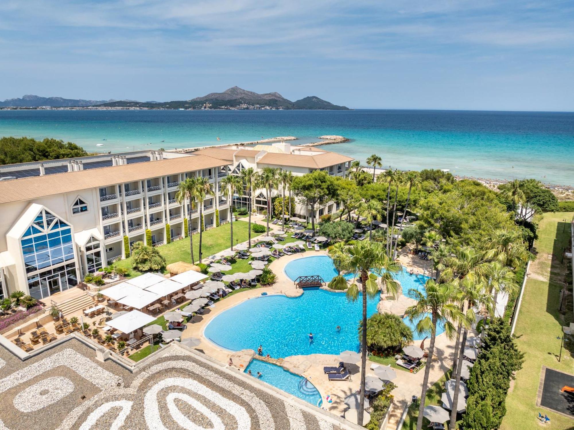 Grupotel Parc Natural & Spa Плайя де Муро Экстерьер фото Aerial view of the hotel