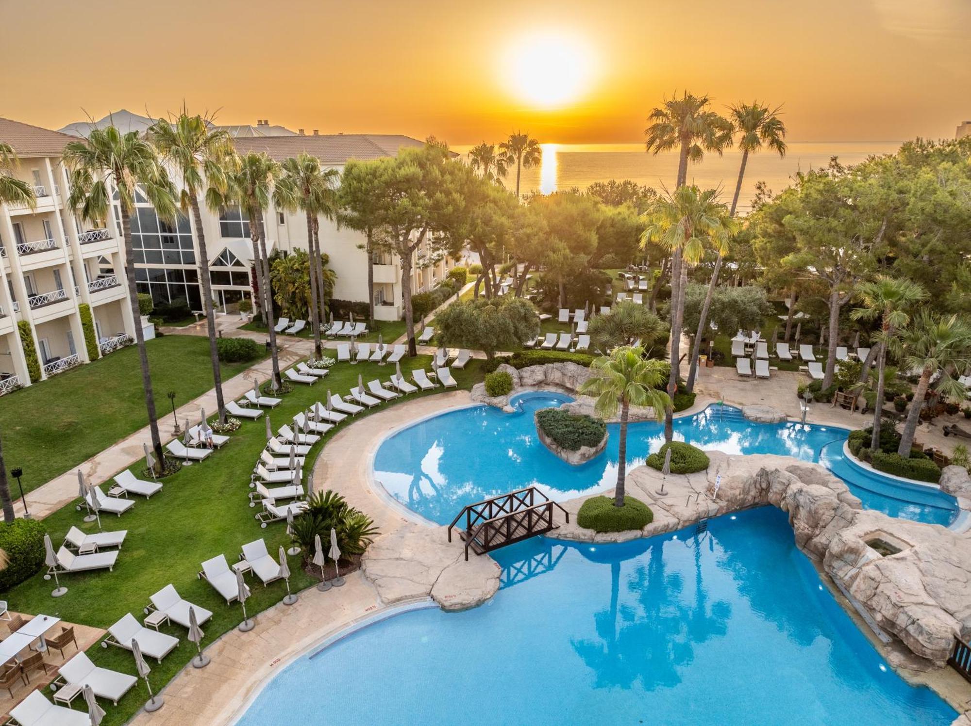 Grupotel Parc Natural & Spa Плайя де Муро Экстерьер фото Sunset at the hotel