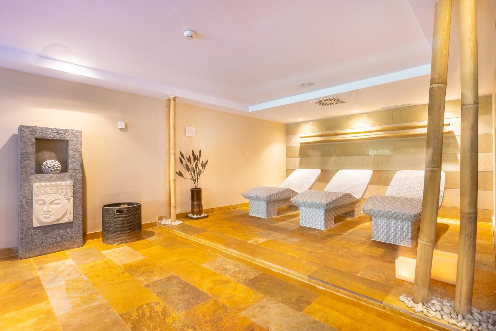 Grupotel Parc Natural & Spa Плайя де Муро Экстерьер фото A relaxation room at a spa